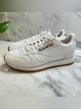 Reebok Classic Leather Sneaker in White/Gum Men’s Size 6.5